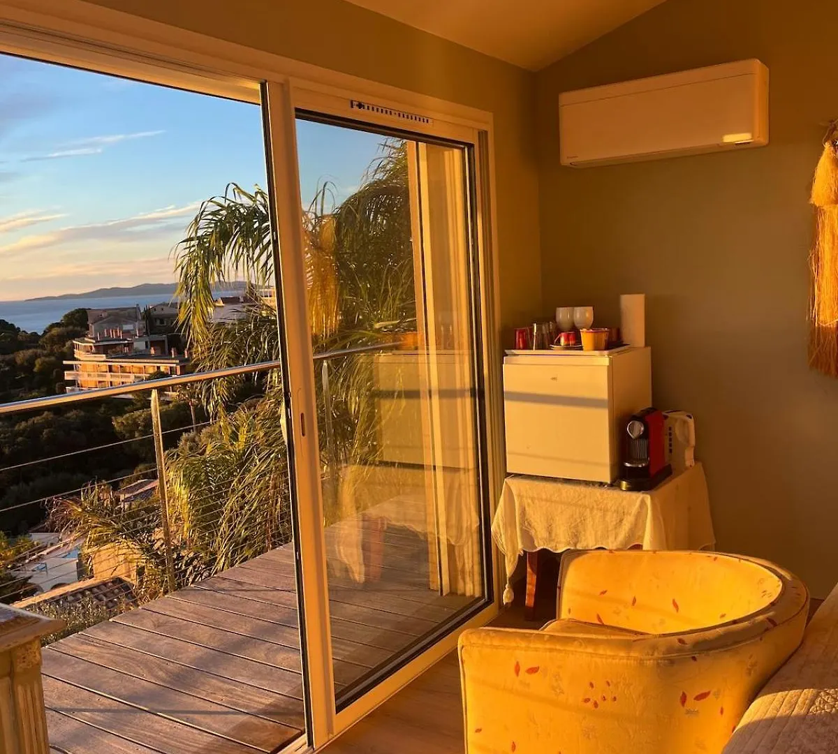 Homestay Vue Epoustouflante Sur La Mer Le Lavandou France