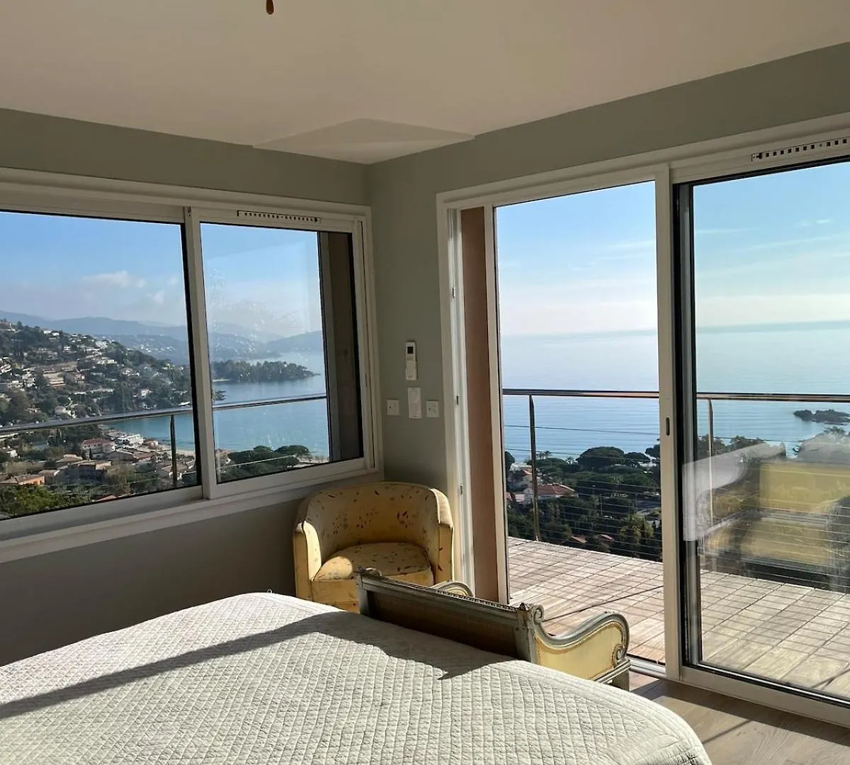Vue Epoustouflante Sur La Mer Le Lavandou