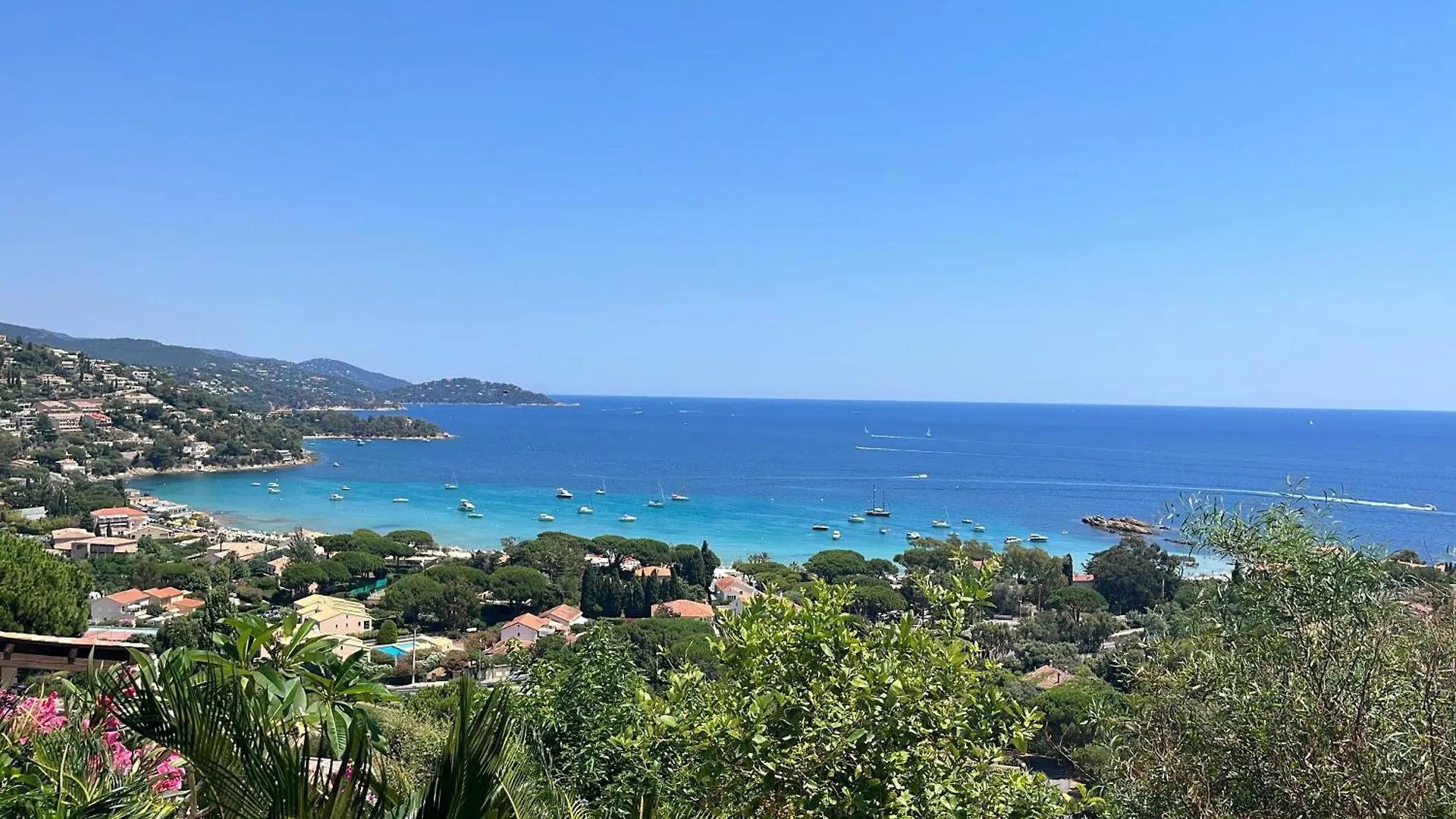 Vue Epoustouflante Sur La Mer Le Lavandou